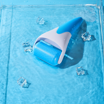 顔と身体の皮膚ケアのための私たちの氷のローラー 色の除去の利点を経験